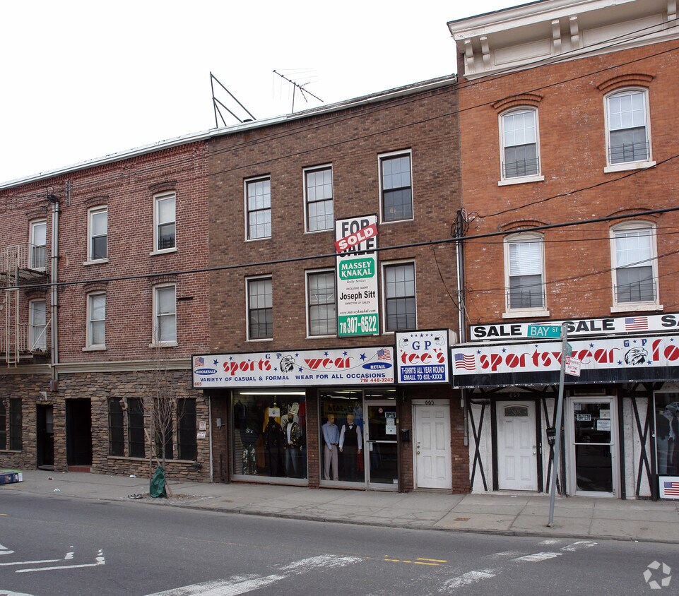 Primary Photo - 665 Bay St