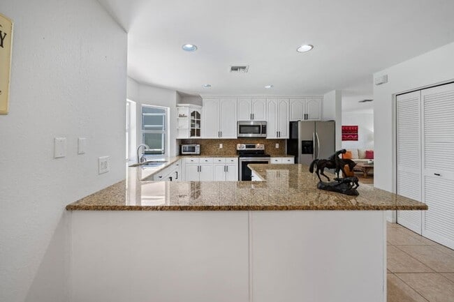 Building Photo - 1527 S Club Dr