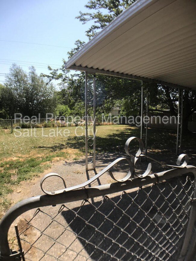 Building Photo - 3171 S Meadowlark Dr