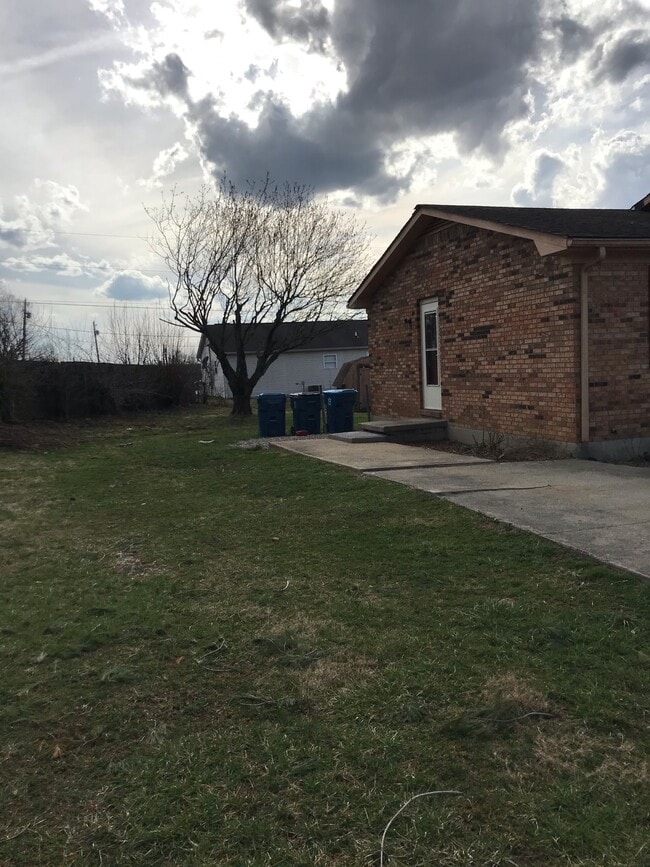 Building Photo - 99 Poplar Dr