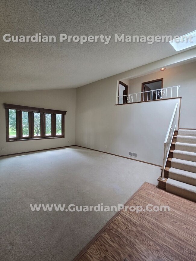 Building Photo - Available now! Spacious Shoreview Home, En...