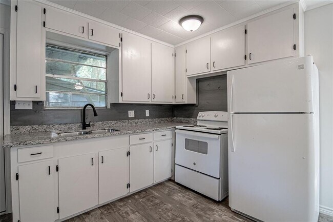 Building Photo - 165 Acorn