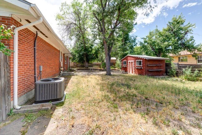 Foto del edificio - "Rare Find" Updated Large 5 Bedroom home W/Finished Basement!