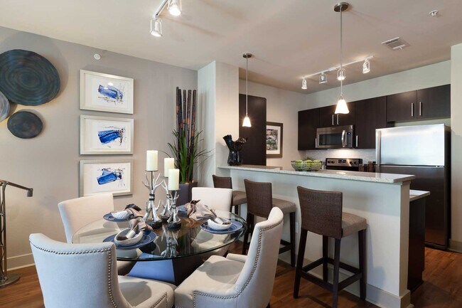 Building Photo - Luxury Living in Montrose 2/2