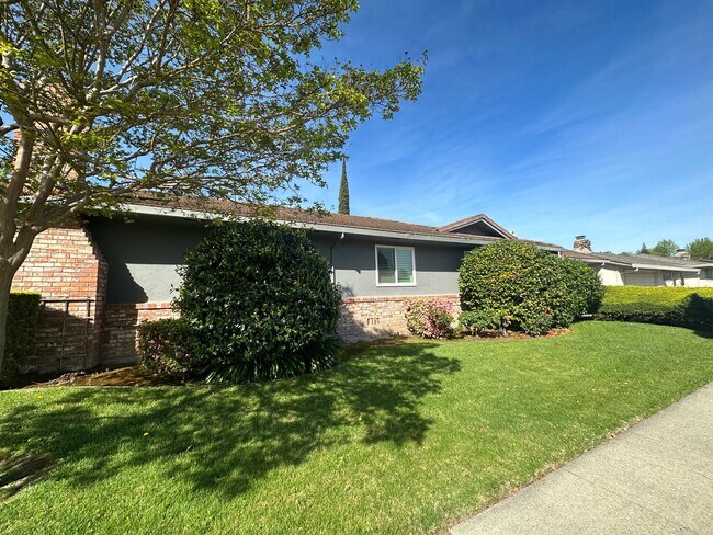 Building Photo - Remodeled 2 Bedroom Duplex in Beautiful Po...