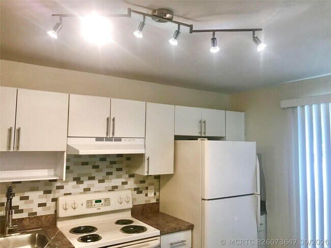 Building Photo - 8121 SW 21st Ct