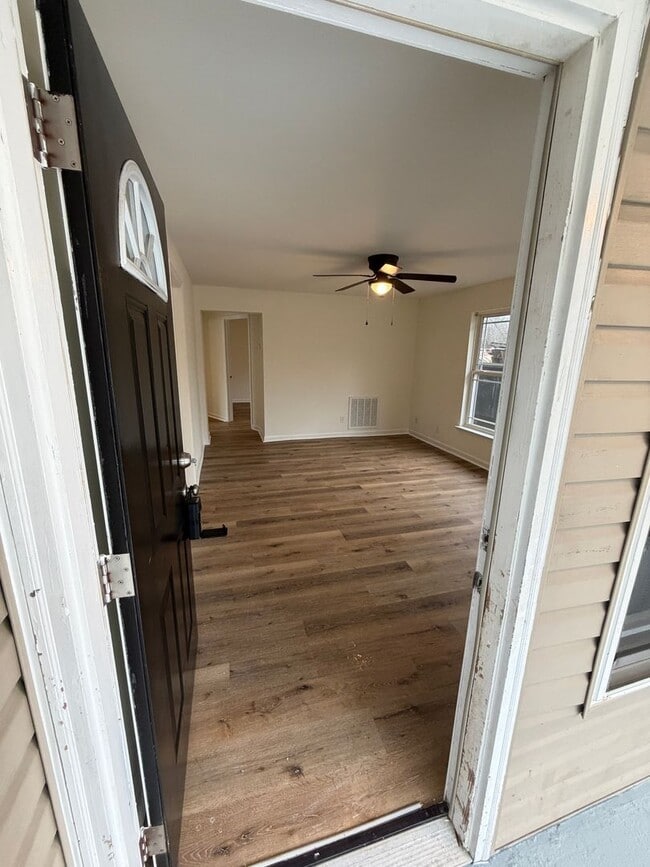 Building Photo - Cute 3 Bed 2 Bathroom House with storage/garage