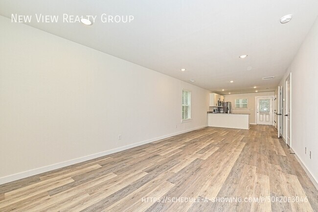Building Photo - 514 12th Ave NE