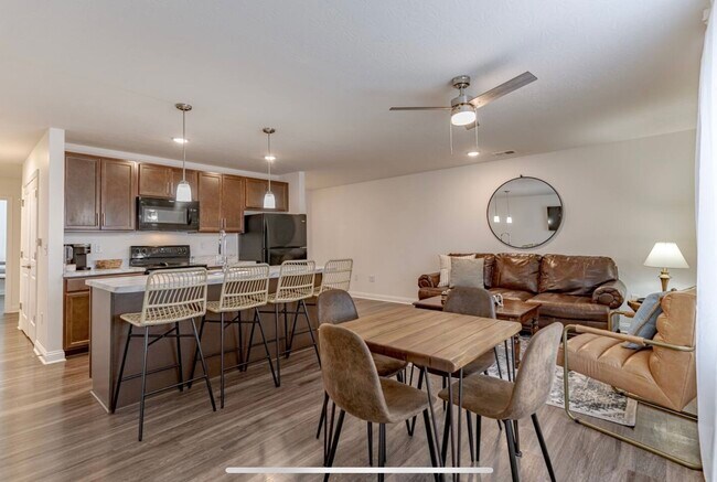 Foto del edificio - 1315-2A Farmingdale Dr