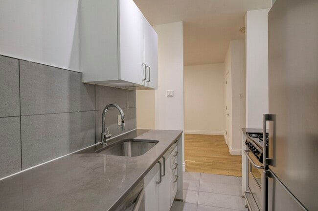 Building Photo - 3710 Chem. Queen Mary