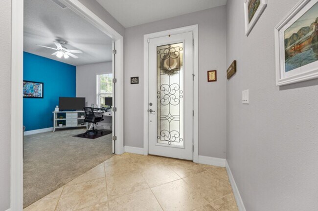 Building Photo - Beautifully Maintained home in Pool Commun...