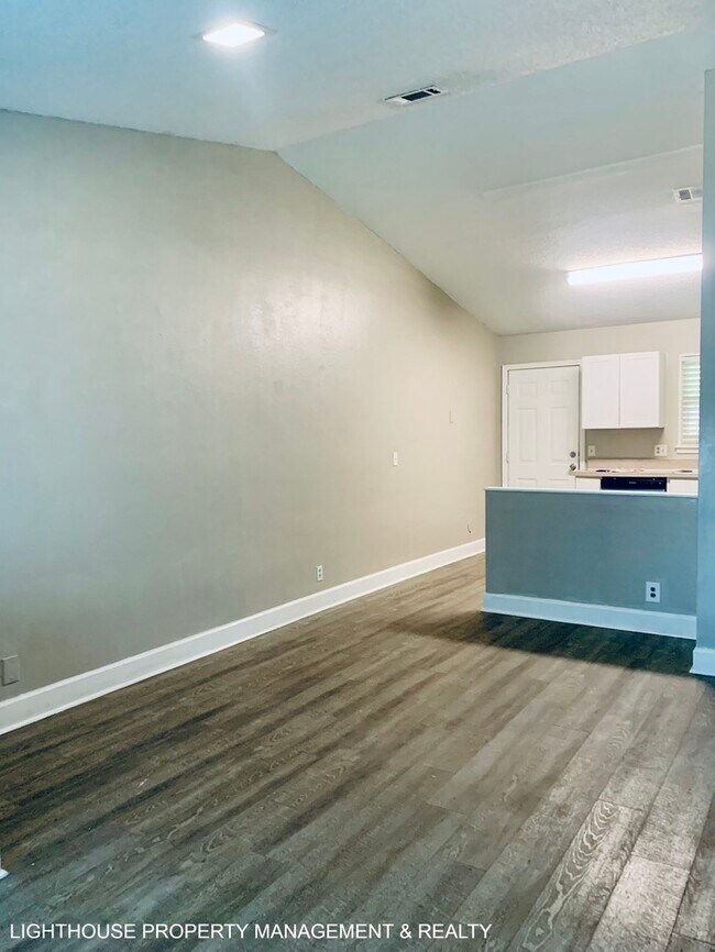 Foto del edificio - Spacious 2-Bedroom Duplex with Stainless Steel Appliances