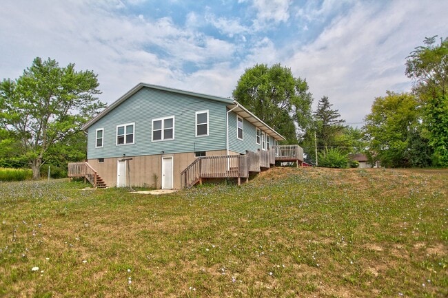 Building Photo - Private & Cozy Duplex In Prime Holland Loc...