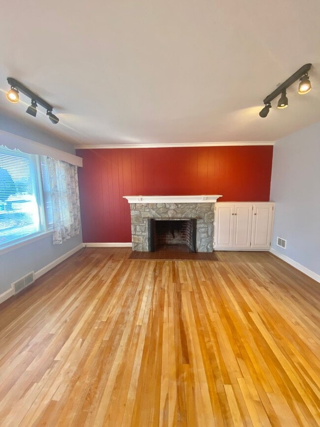 Building Photo - Gorgeous 2 Bedroom, 2 Bathroom Home!