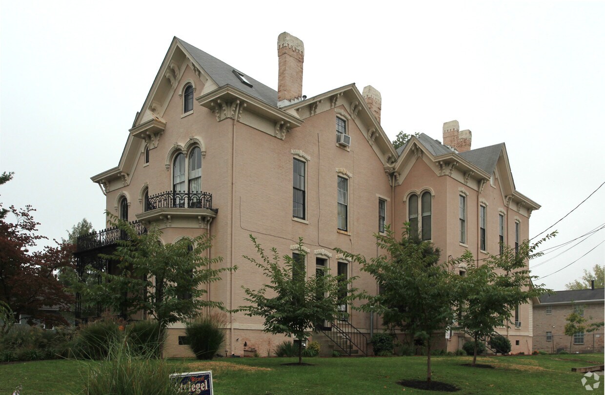 Primary Photo - 1206 Main St