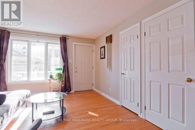 Photo du bâtiment - 141 Corkstown Rd