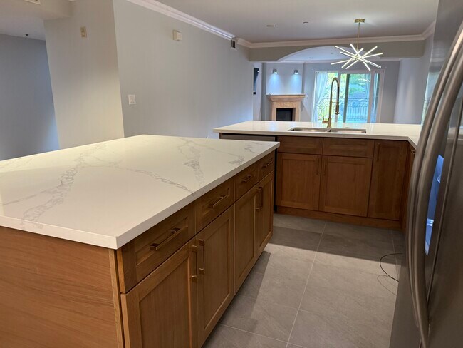Cocina de roble blanco con encimeras de cuarzo. - 6221 Monterey Rd
