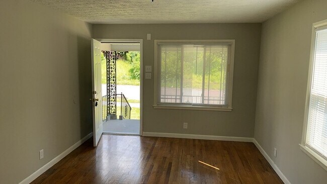 Foto del edificio - 250 E Parkwood Dr