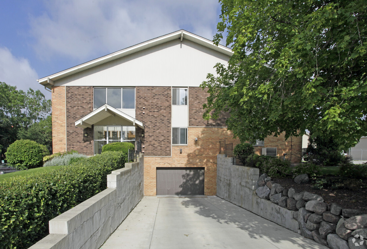 Building Photo - SLS - LOVERS LANE