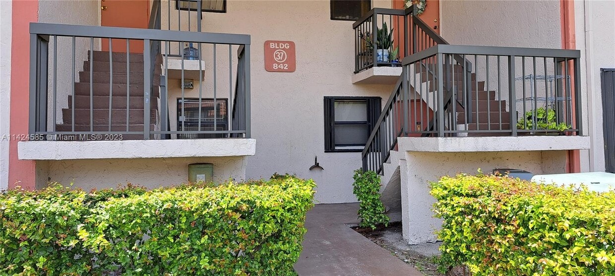 Foto principal - 842 NE 209th St