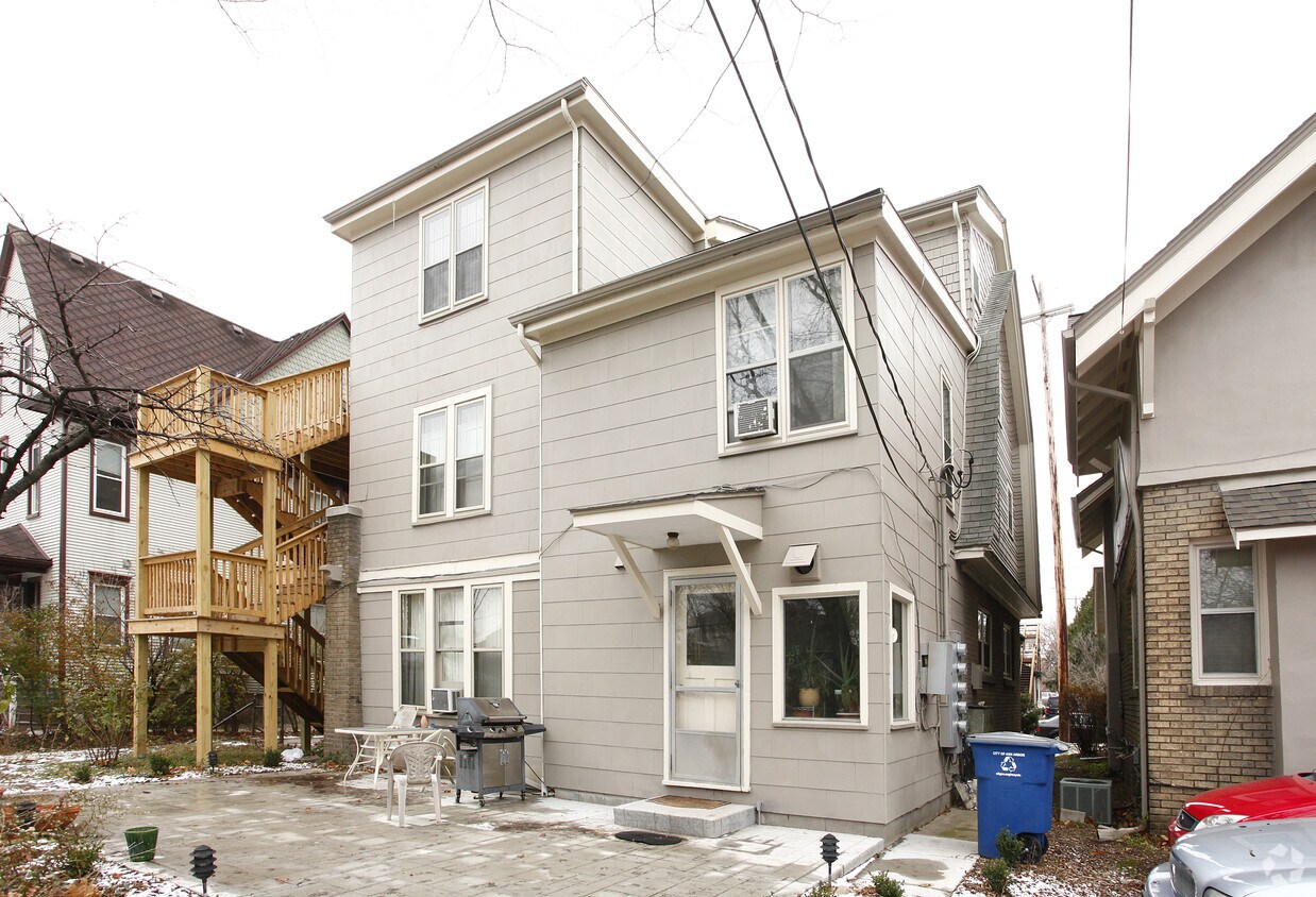 Building Photo - 819 E University Ave