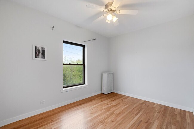 Foto del edificio - 1521 N Bell Ave