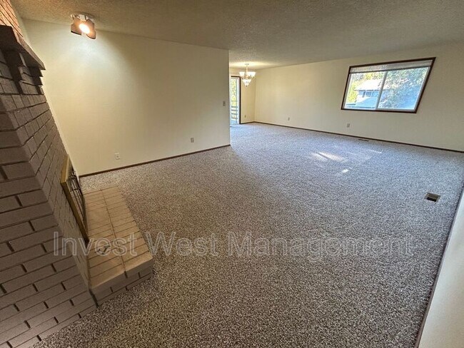 Building Photo - 2804 NE 113th St