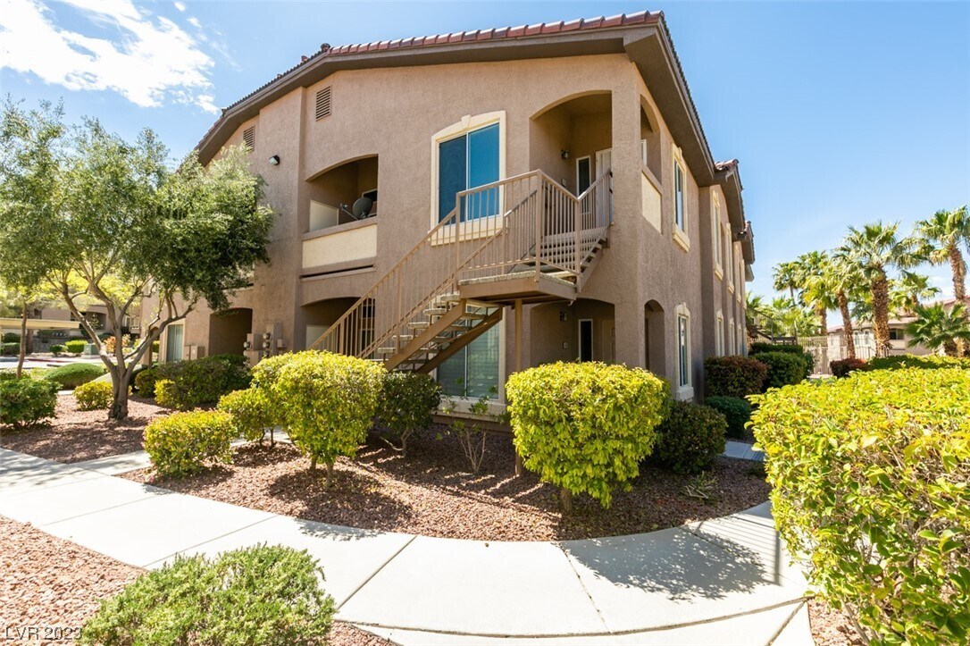 Primary Photo - 2305 W Horizon Ridge Pkwy