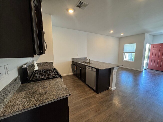 Foto del edificio - Newer 3 bedroom 2 1/2 bath home in South R...