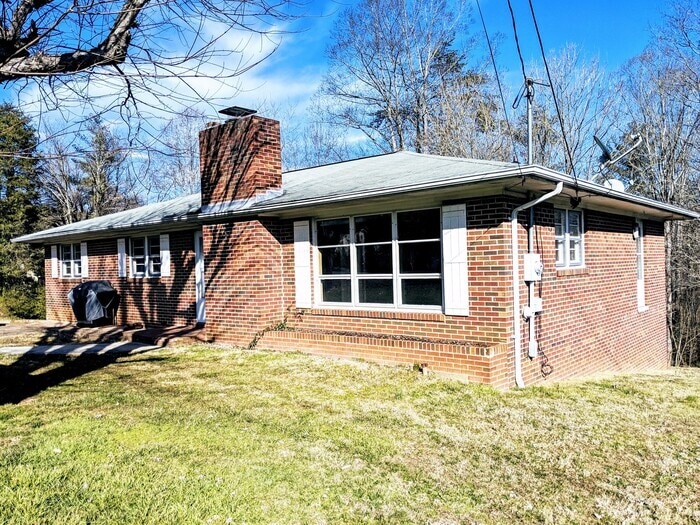 Great Candler Location! House for Rent in Candler, NC