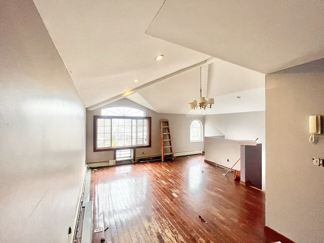 Grand open vaulted living room Foyer - 17656 133rd Ave