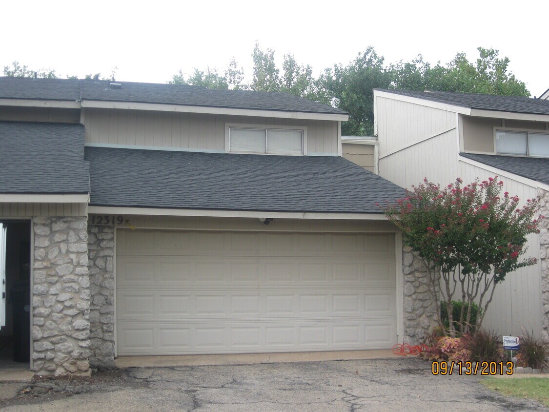 Foto principal - 12319 Cedar Springs Ln