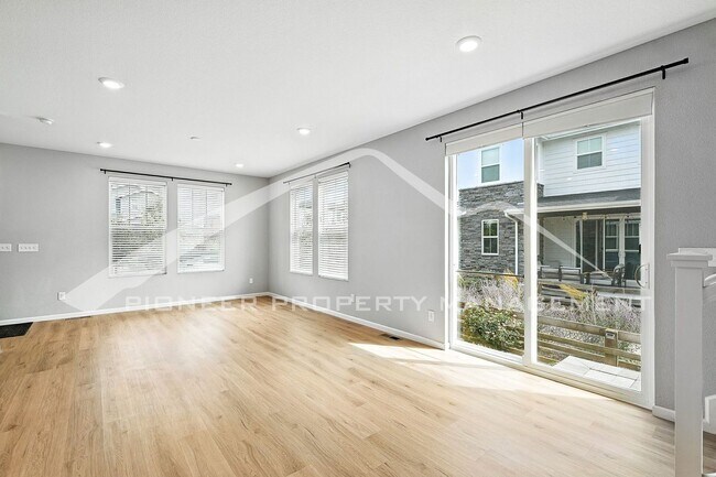 Building Photo - Spacious Townhouse with Central AC and Was...