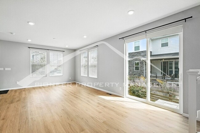 Foto del edificio - Spacious Townhouse with Central AC and Was...