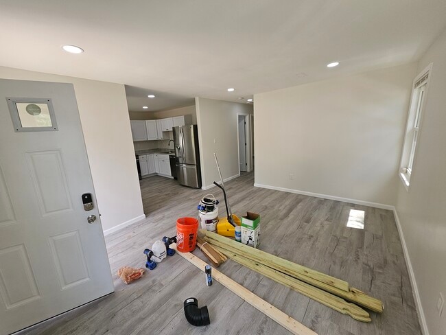Building Photo - 906 Elfin Ave