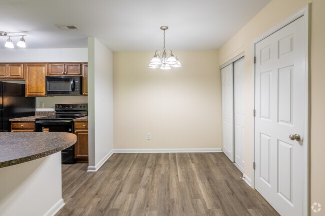 1BR, 1BA - 787SF - Dining Room - Oaks of Woodlawn