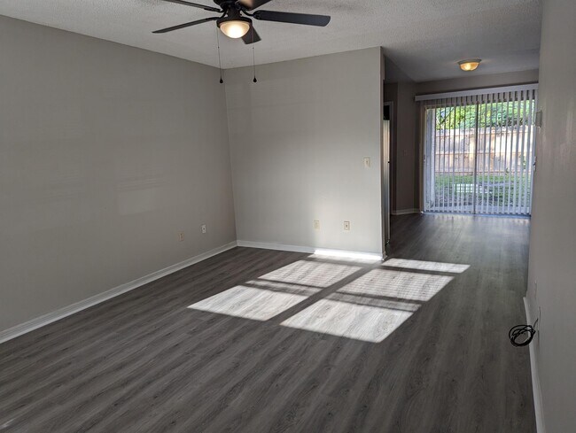 Foto del edificio - 462 Country Ln Dr