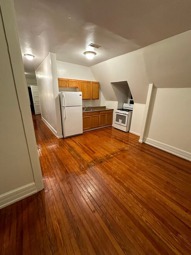Building Photo - Available Now! 3 Bedroom Apartment in York...