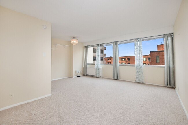 Foto del edificio - 5500 Friendship Blvd