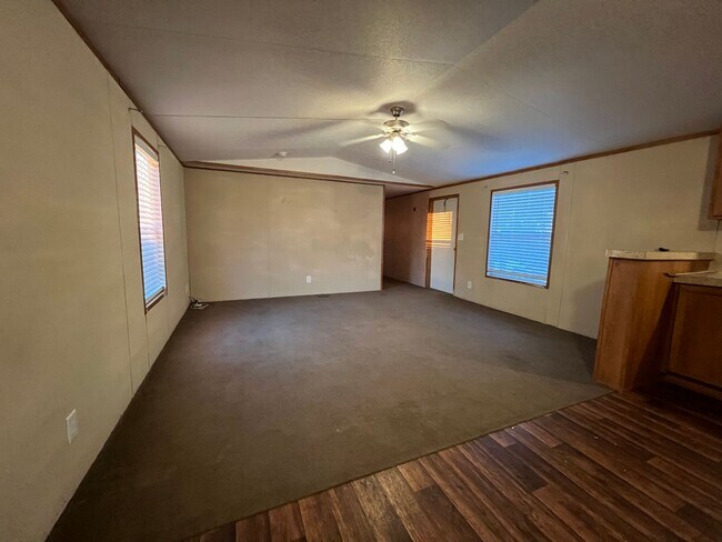 Building Photo - *COMING SOON!* Charming Three Bedroom Two ...