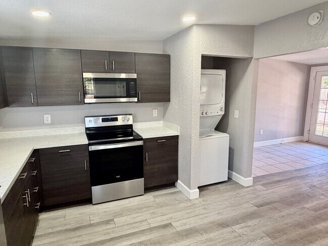 Foto del edificio - Fully Renovated and STUNNING 3 bedroom/1 bathroom home in Tampa!