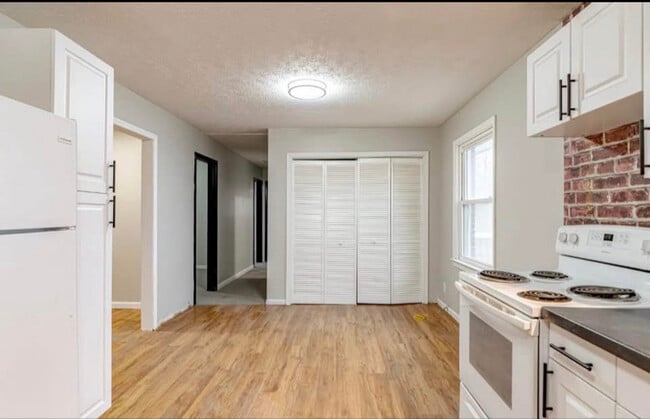 Building Photo - 505 W Walnut St