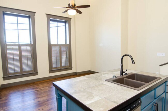 Building Photo - C Street Loft Available Early April!