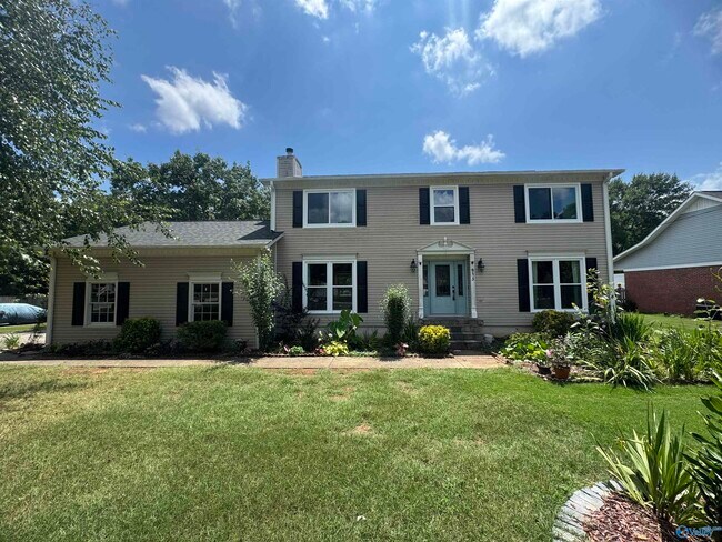 Foto del edificio - 915 Highland Dr