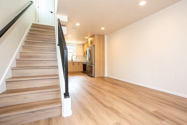 Foto del edificio - New Modern Ballard Townhouse | 3BR/2BA | Private Patio & Backyard