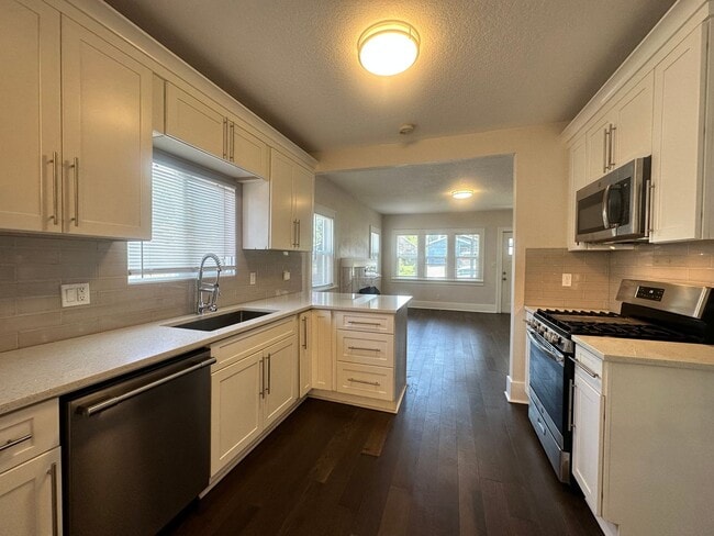 Building Photo - Charming updated 3-Bedroom Bungalow in Nor...