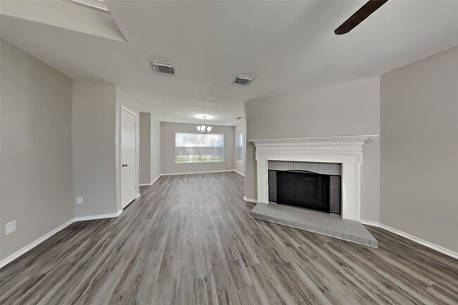 Building Photo - 16823 Scenic Gardens Dr