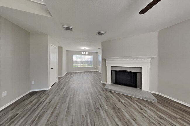 Foto del edificio - 16823 Scenic Gardens Dr