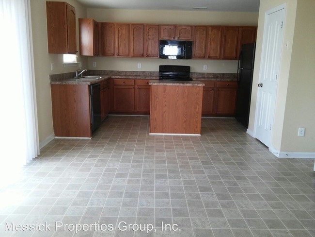 Building Photo - 5581 Fairway Forest Dr