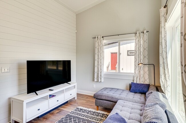 Building Photo - 325 Dowd St